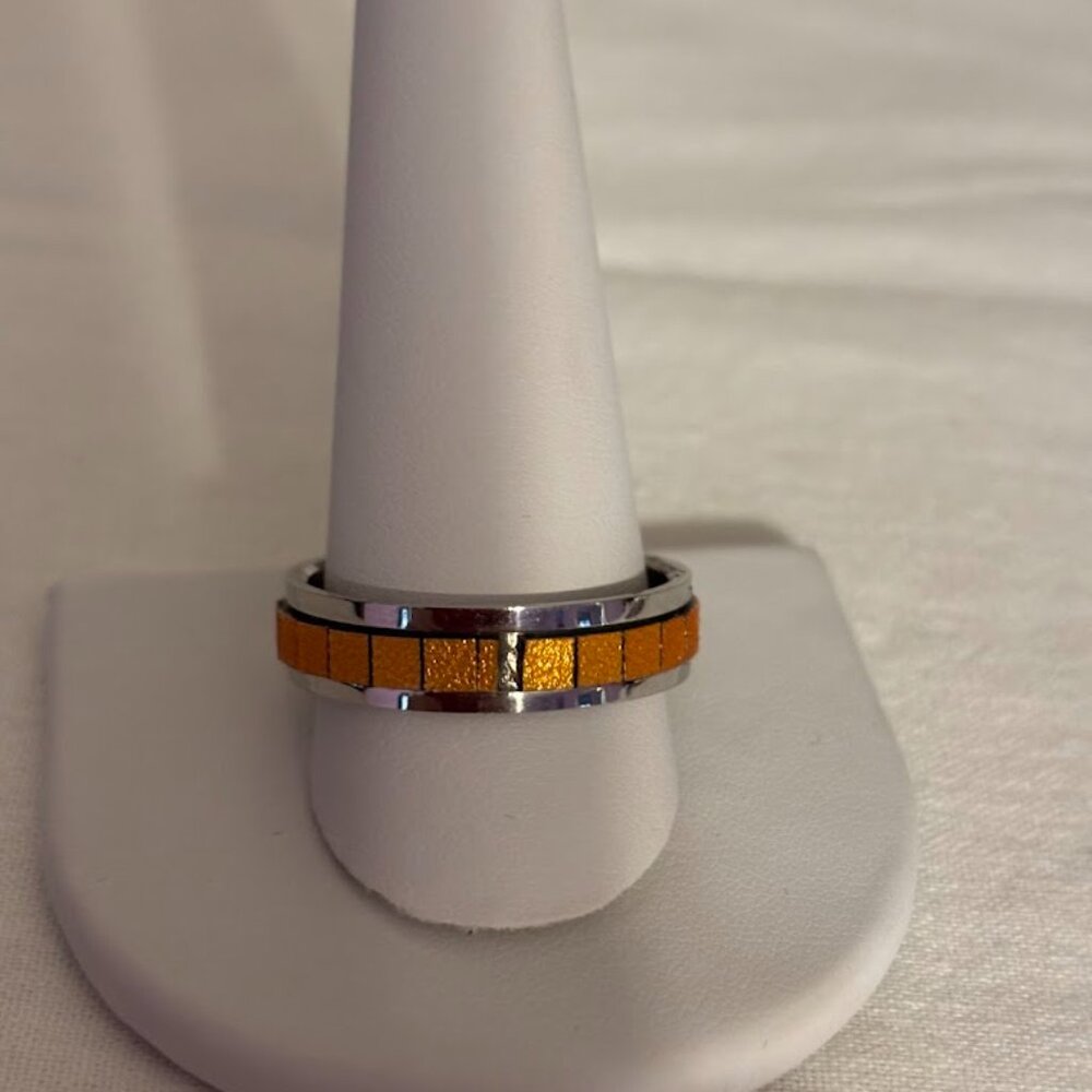 Beautiful set of 4 different Color Rings set in Silver Tone for any occasion - Picture 7 of 16